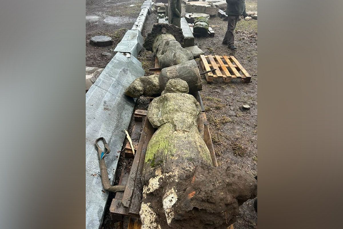 15 лютого із селища Васильківка Синельниківського району евакуювали п’ять кам’яних стел