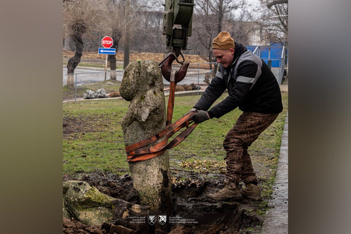 Чотири стату\ датуються половецьким періодом 11 – 13 століть