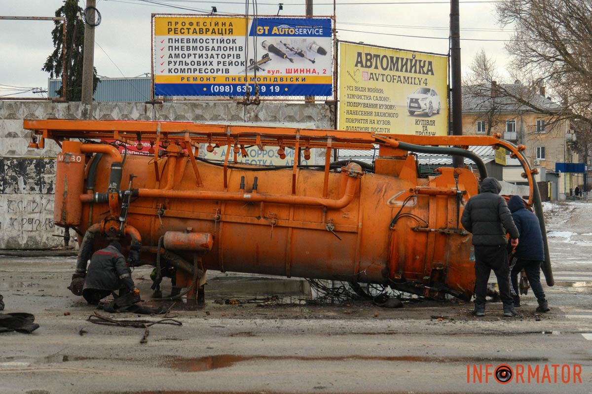 Відео моменту ДТП: у Дніпрі на Шинній з вантажівки на дорогу впала цистерна з нечистотами 2