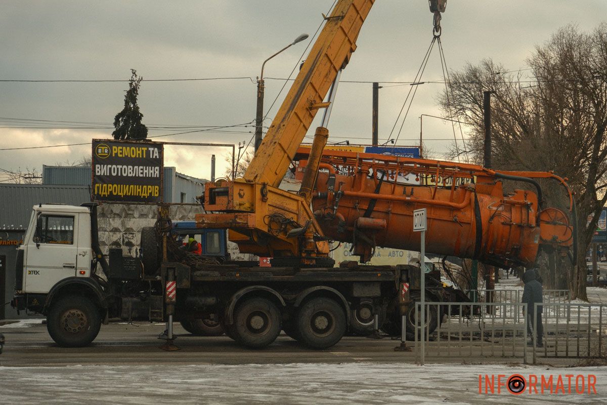 Відео моменту ДТП: у Дніпрі на Шинній з вантажівки на дорогу впала цистерна з нечистотами 3