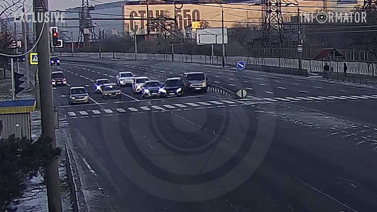 Відео моменту: у Дніпрі на Набережній Заводській зіштовхнулись Opel, Mitsubishi та Audi