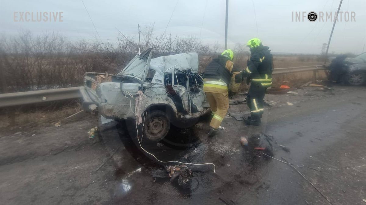 Рятувальники деблокували тіла: у Дніпропетровській області після зіткнення з Toyota загинули водій та пасажирка ВАЗ