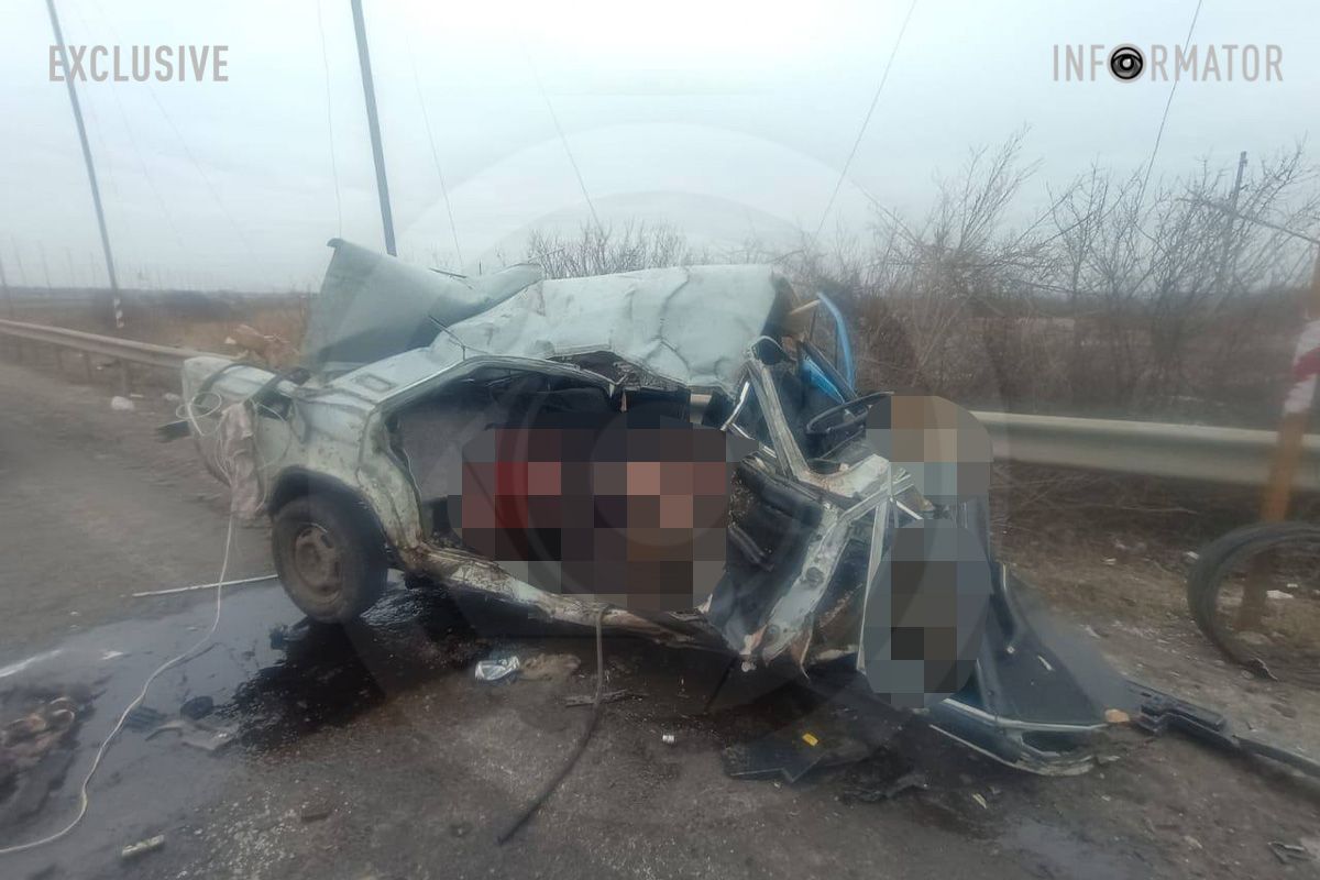 Внаслідок аварії, загинули жінка, яку затисло всередині салону ВАЗ, а також водій.