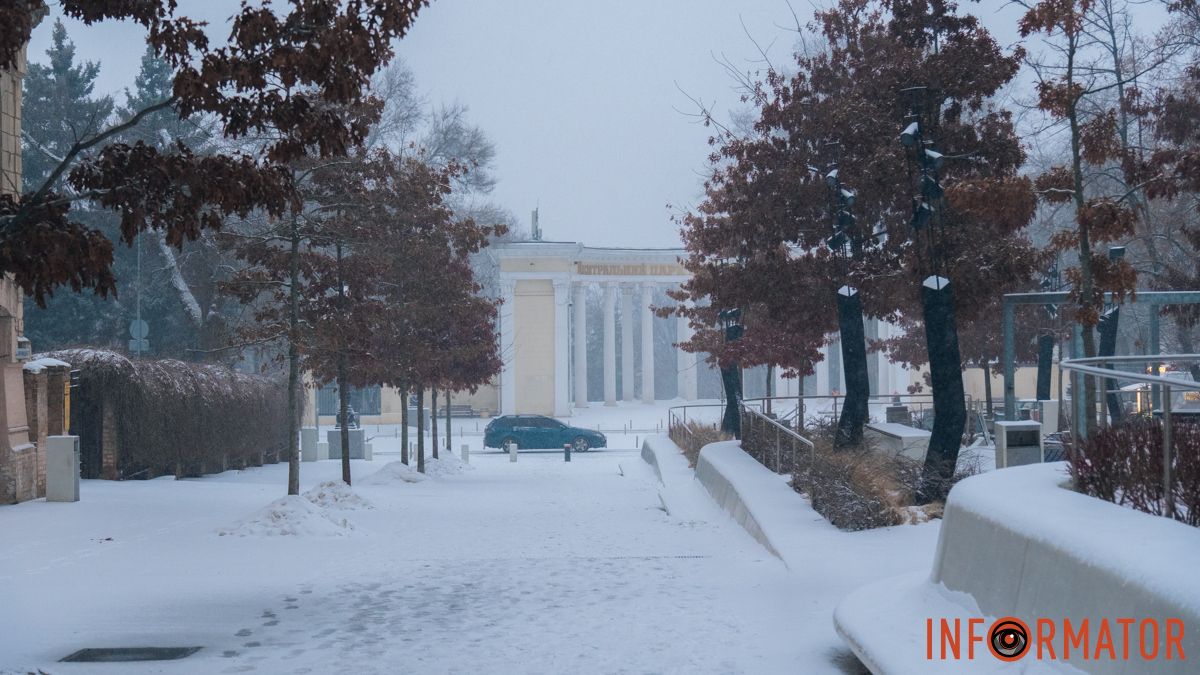 Ожеледиця та снігопад: як виглядає Дніпро під час хурделиці