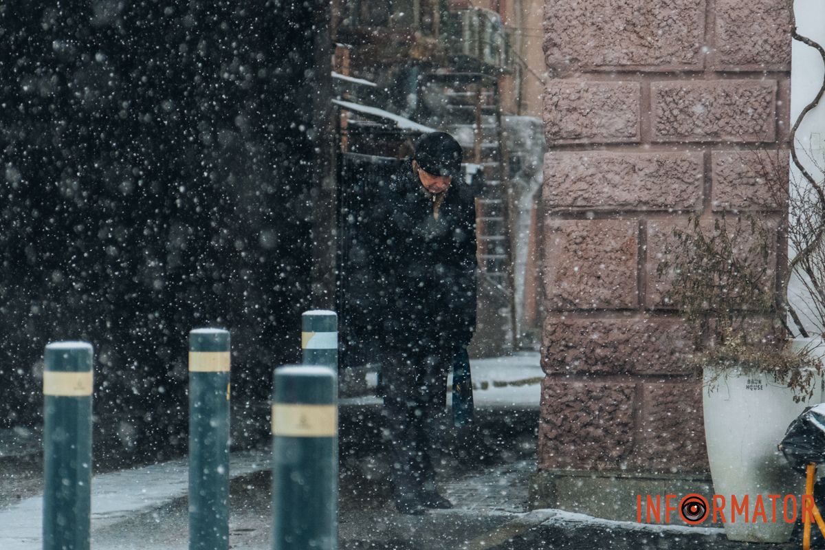 Пішоходи обережно пересуваються тротуарами