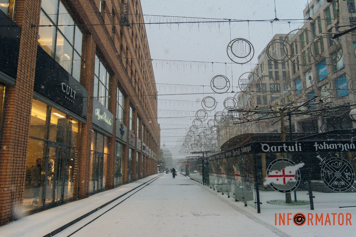 Сніг продовжує падати протягом дня