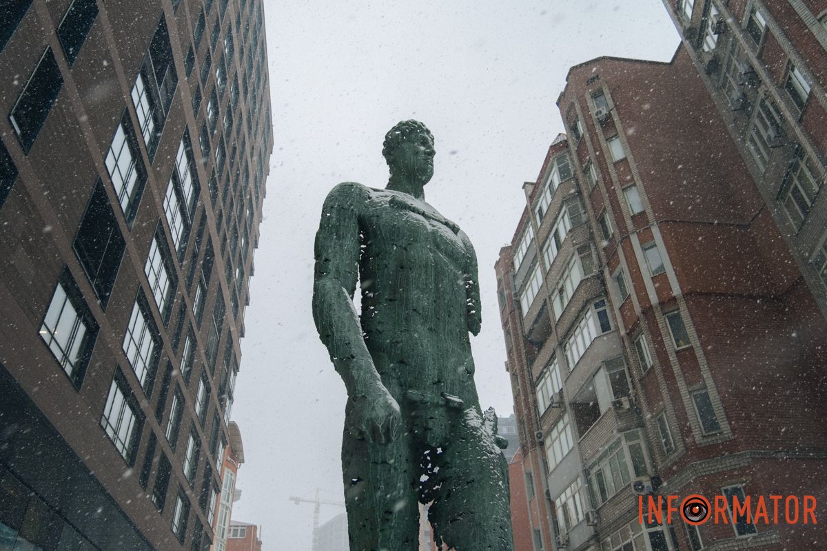 Лише йому не холодно