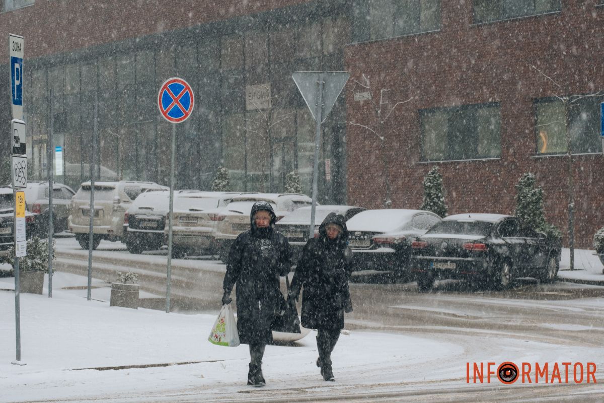 Пішоходи долають слизькі ділянки