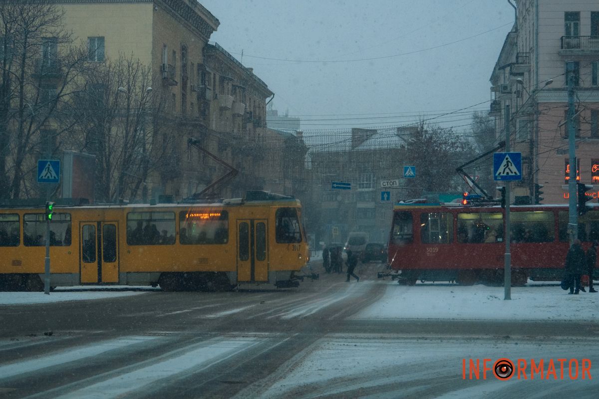 Трамвай рухається засніженими коліями