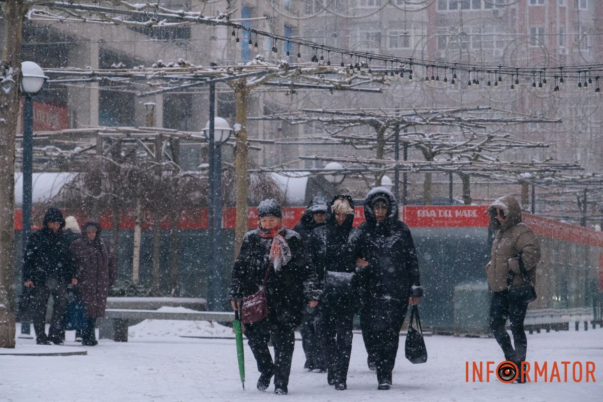 Люди долають засніжені ділянки