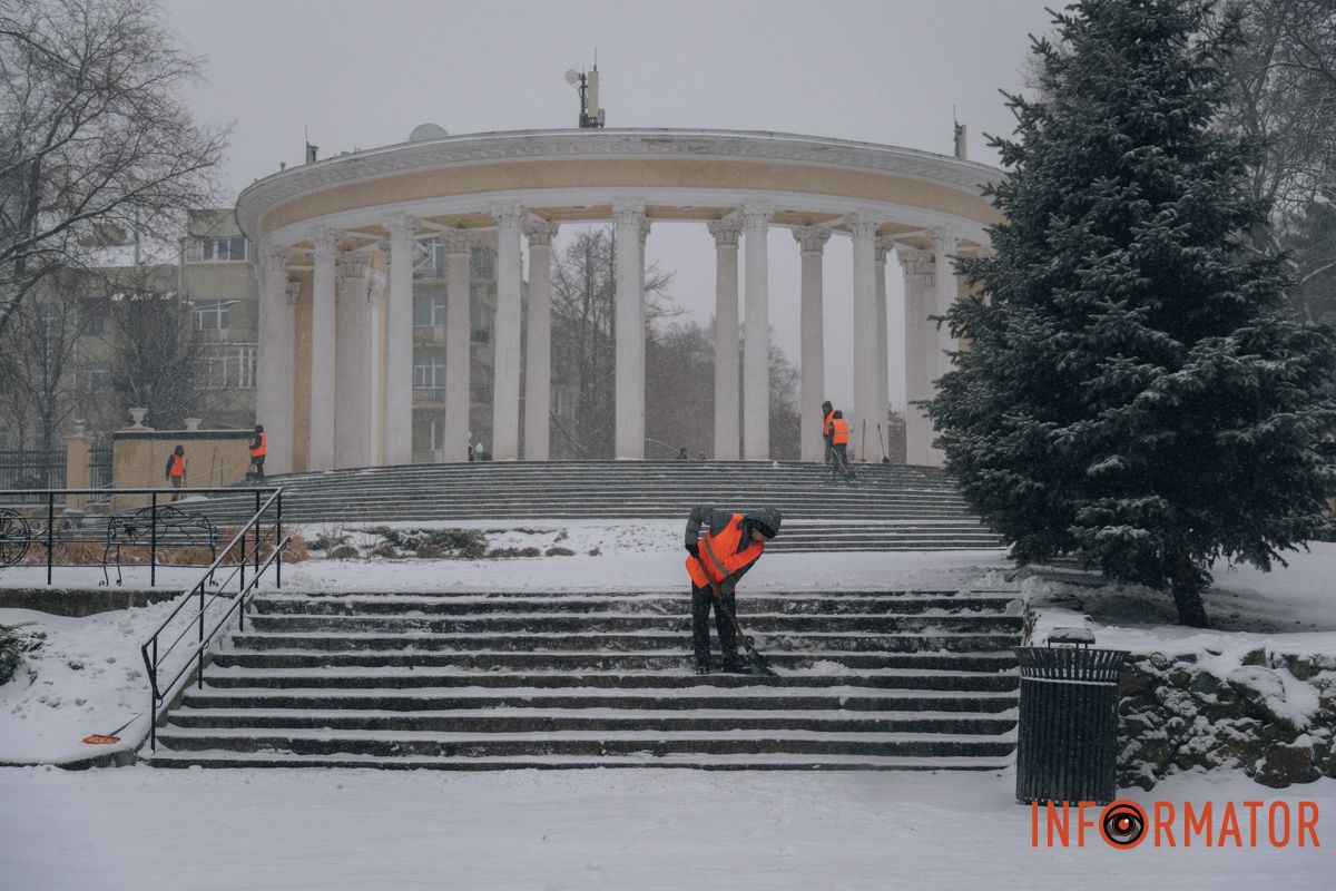 Комунальники ліквідовують наслідки снігопаду