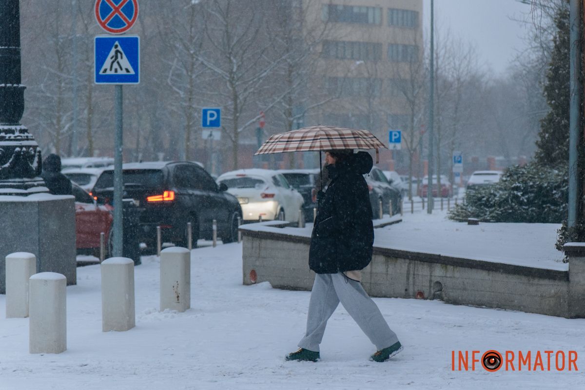 Перехожі під час інтенсивного снігу