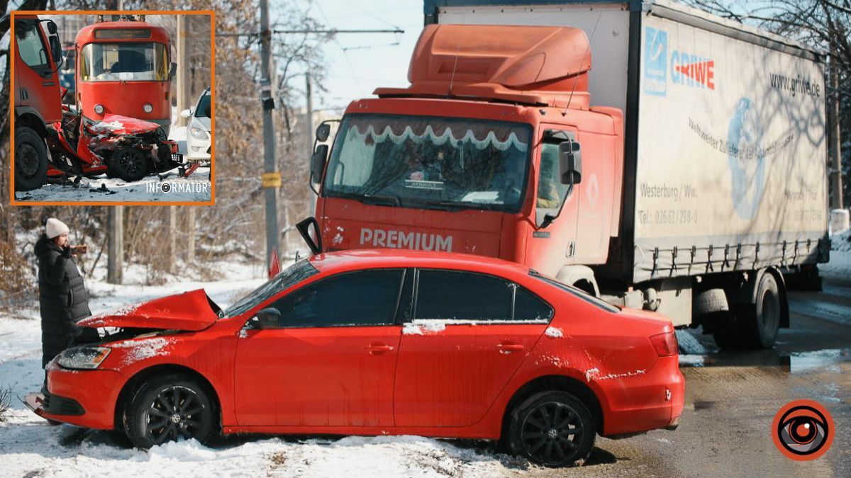 У Дніпрі на Західному шляху зіткнулись Volkswagen та вантажівка: дитина у лікарні, рух ускладнено