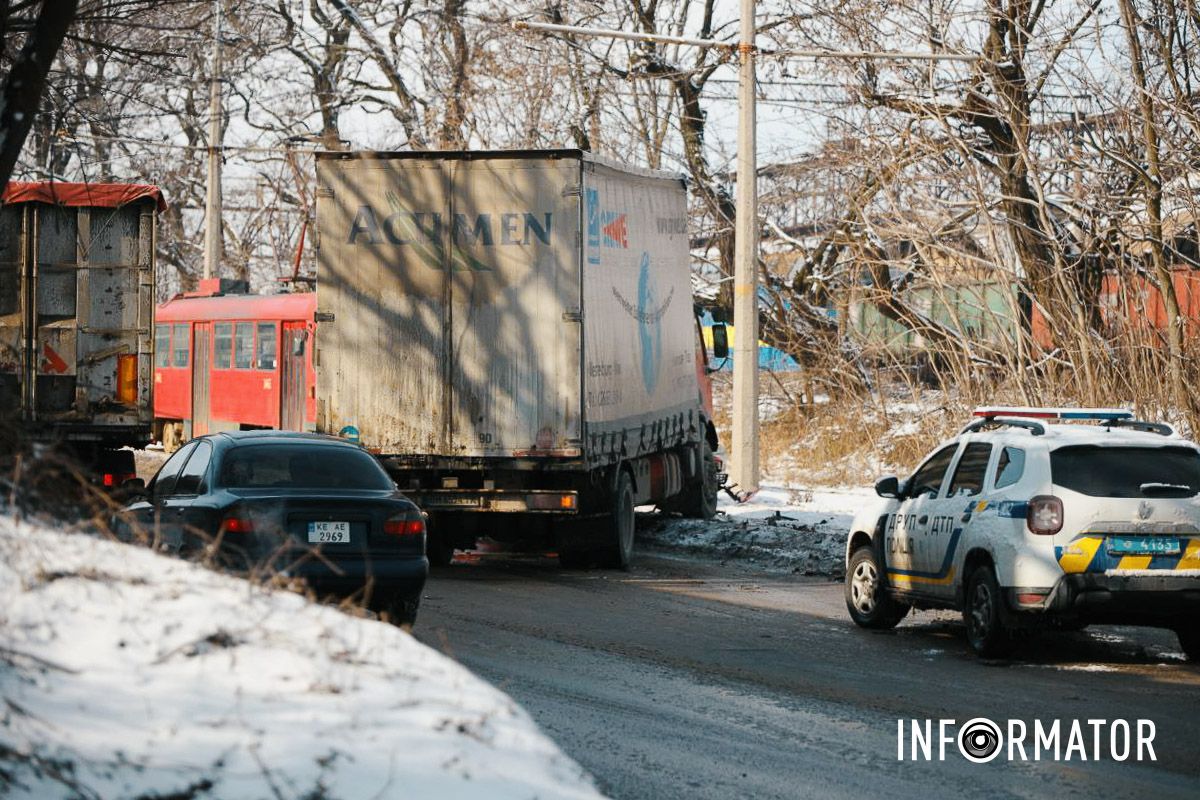 В Днепре на Западном пути столкнулись Volkswagen и грузовик: ребенок в больнице, движение затруднено 15