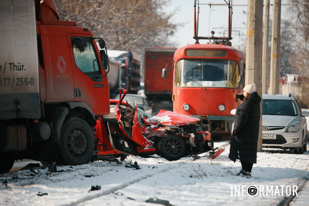 В Днепре на Западном пути столкнулись Volkswagen и грузовик: ребенок в больнице, движение затруднено 18