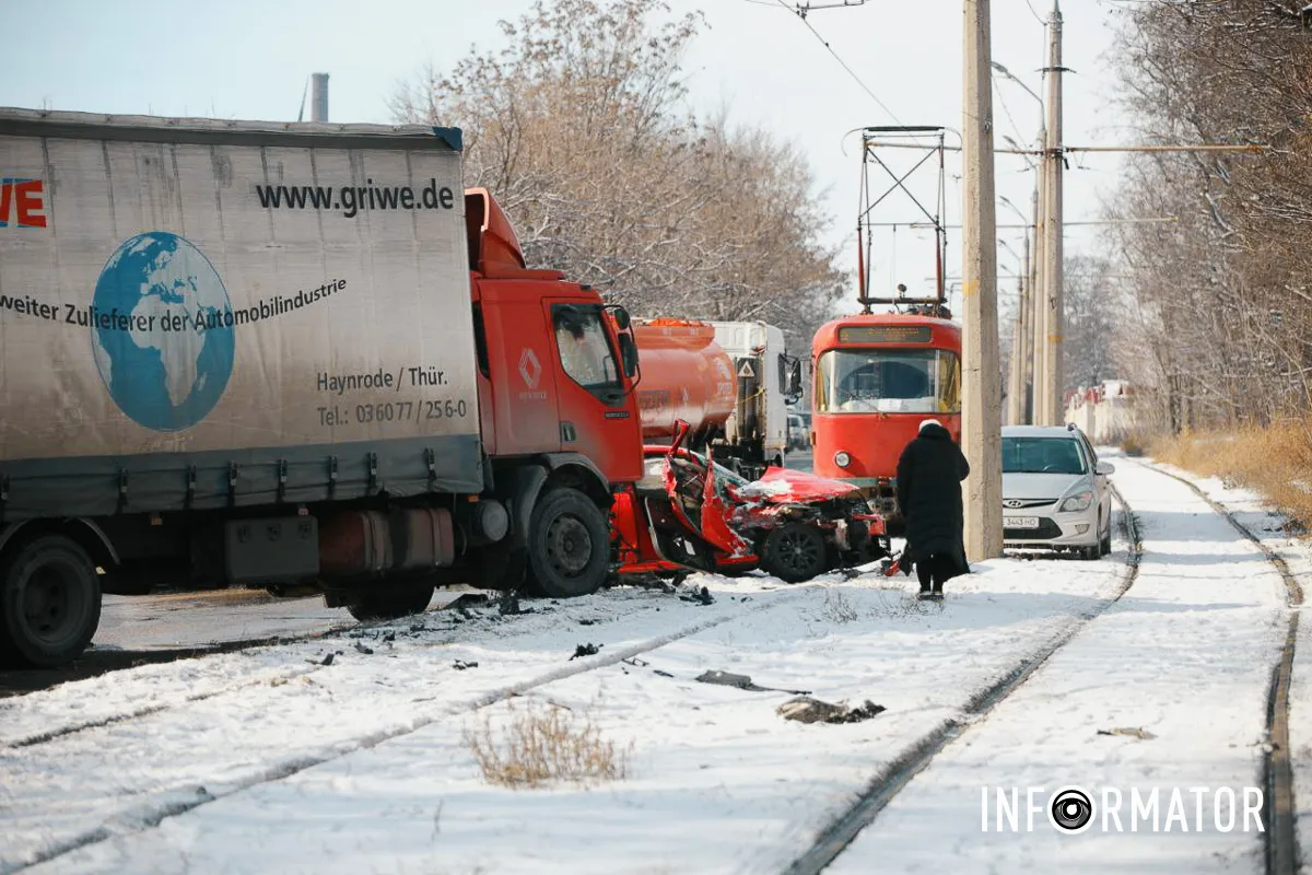 В Днепре на Западном пути столкнулись Volkswagen и грузовик: ребенок в больнице, 1