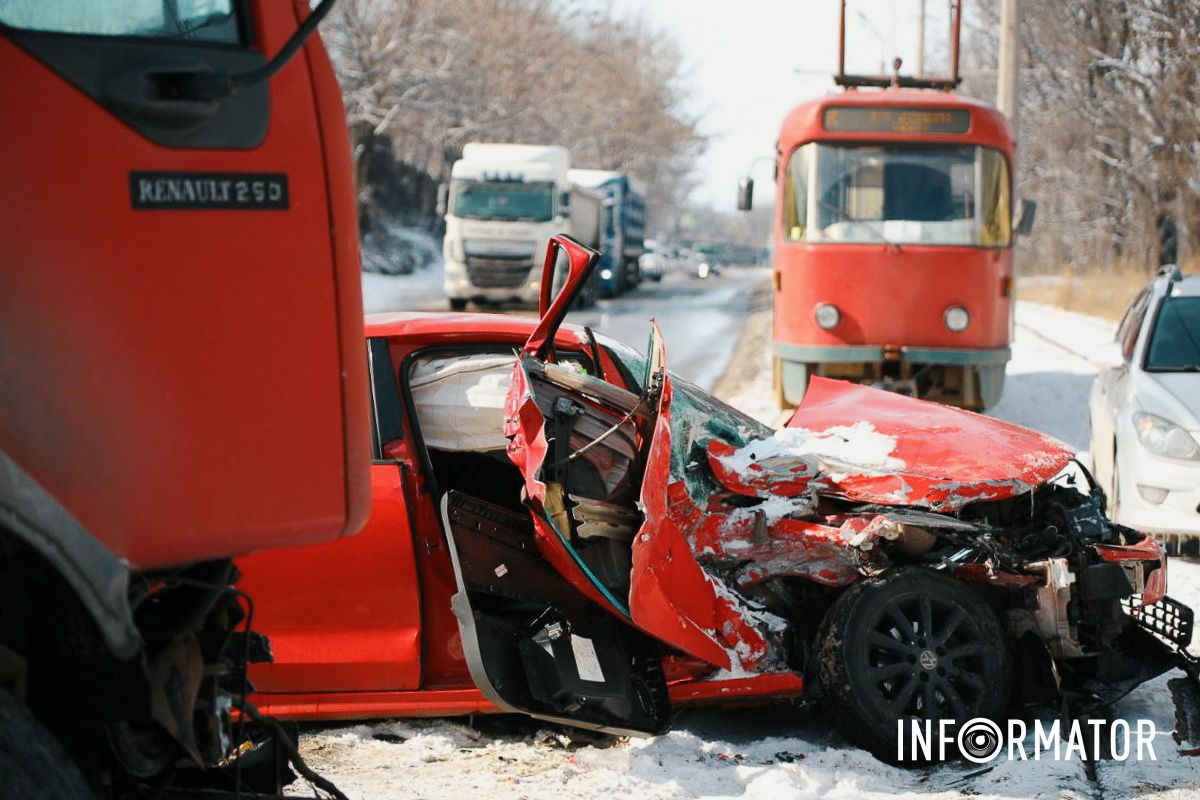 В Днепре на Западном пути столкнулись Volkswagen и грузовик: ребенок в больнице, движение затруднено 2