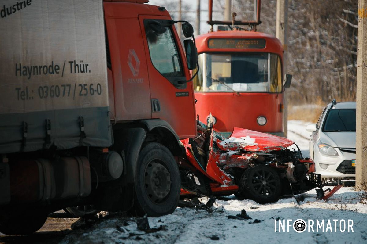 В Днепре на Западном пути столкнулись Volkswagen и грузовик: ребенок в больнице, движение затруднено 4