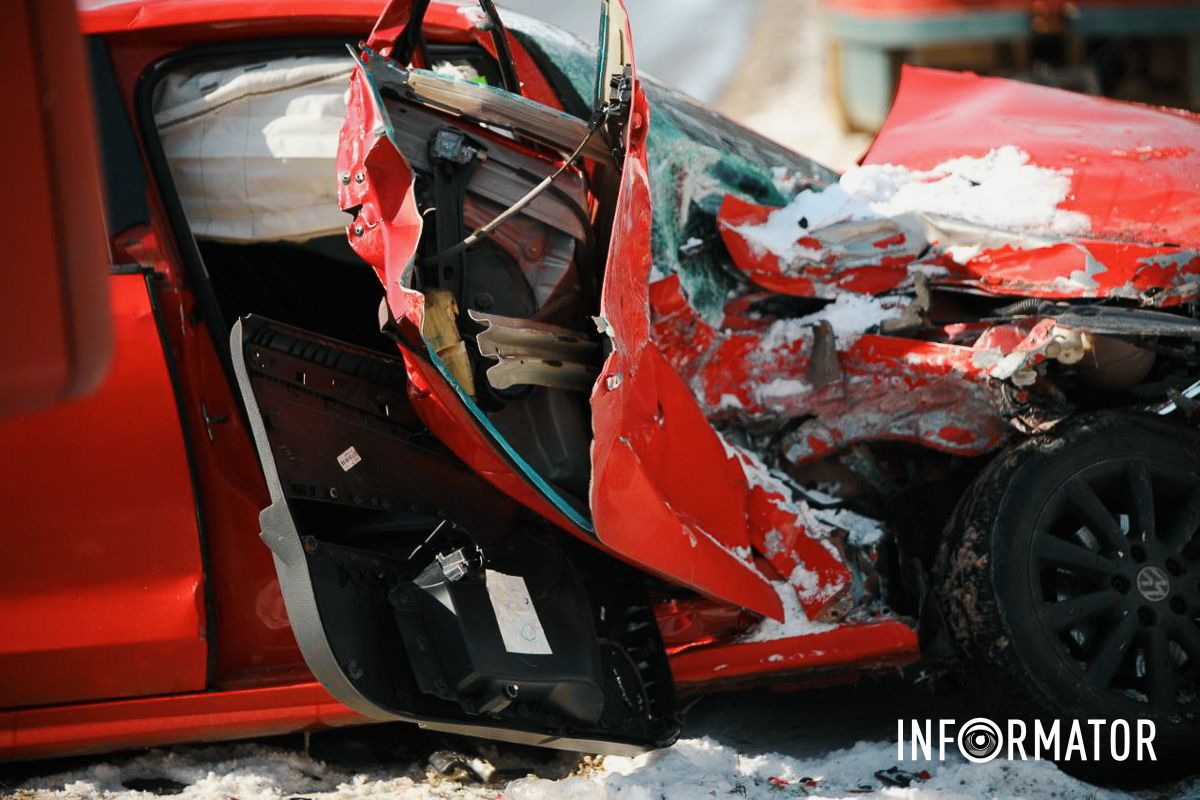В Днепре на Западном пути столкнулись Volkswagen и грузовик: ребенок в больнице, движение затруднено 9