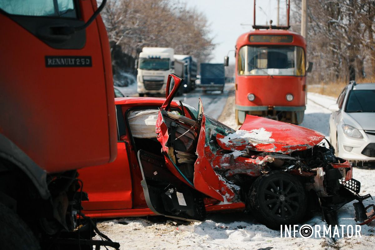 В Днепре на Западном пути столкнулись Volkswagen и грузовик: ребенок в больнице, движение затруднено 7