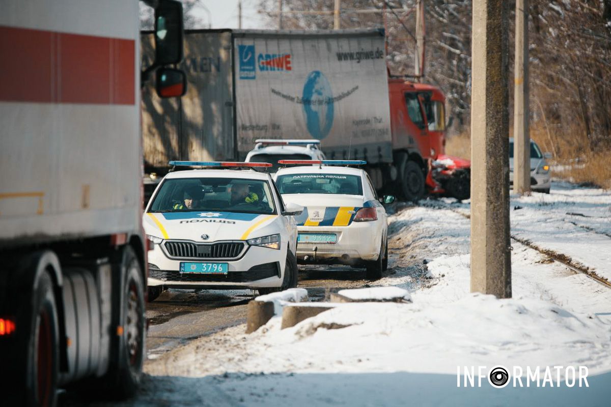 В Днепре на Западном пути столкнулись Volkswagen и грузовик: ребенок в больнице, движение затруднено 8