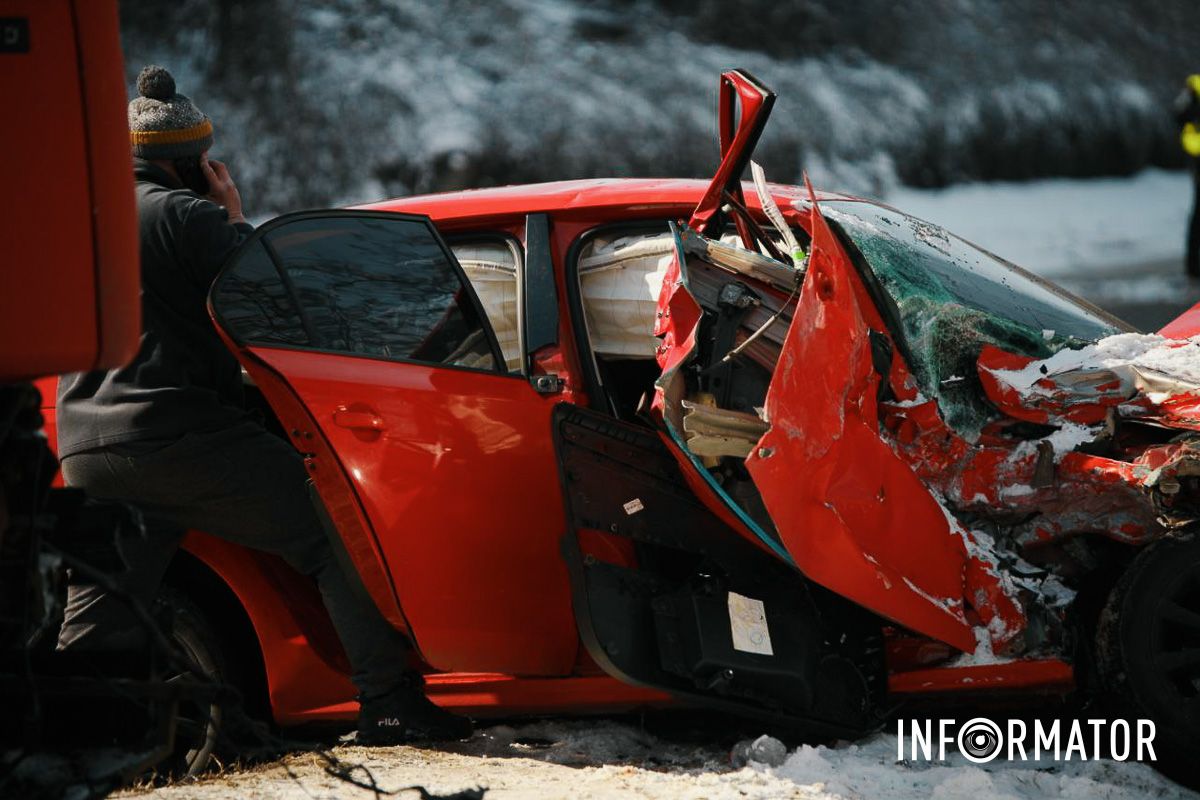 В Днепре на Западном пути столкнулись Volkswagen и грузовик: ребенок в больнице, движение затруднено 11