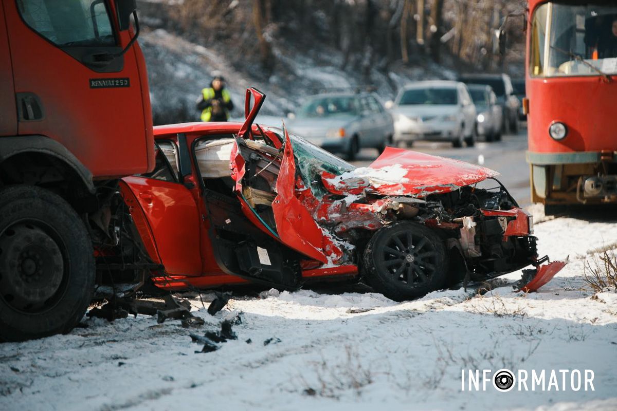 В Днепре на Западном пути столкнулись Volkswagen и грузовик: ребенок в больнице, движение затруднено 13