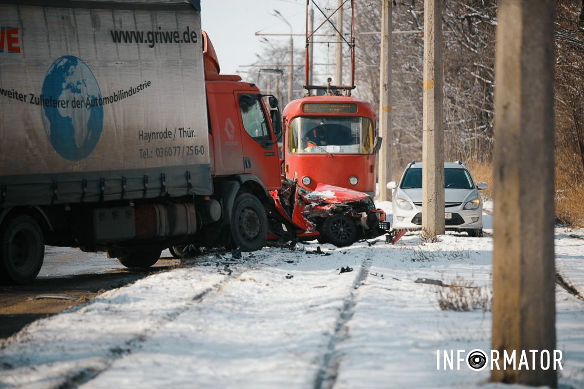 В Днепре на Западном пути столкнулись Volkswagen и грузовик: ребенок в больнице, движение затруднено 14