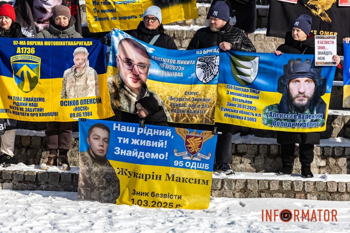 Люди зібралися на Фестивальному причалі біля «Кулі Бажань»