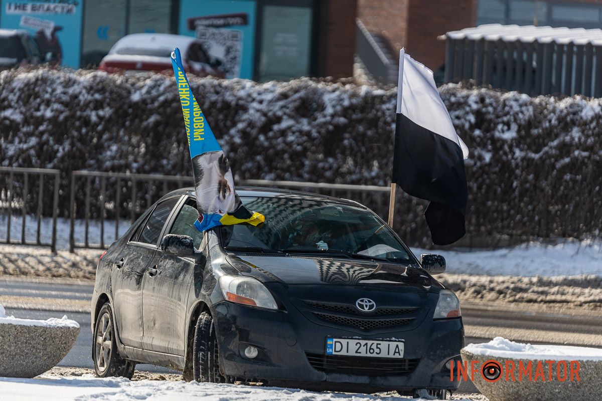 Колона автомобілів із державними прапорами проїхала містом, щоб нагадати, що боротьба за кожного триває