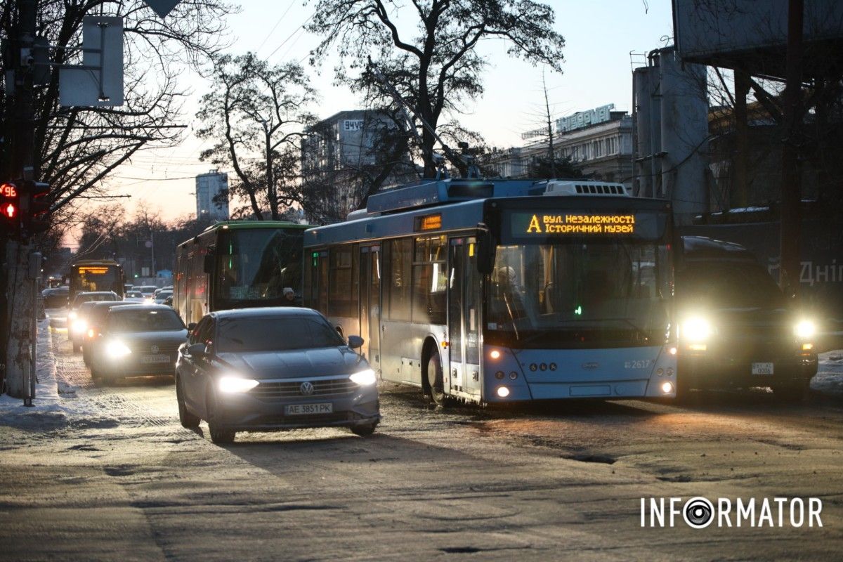 У суботу, 21 лютого, у Дніпрі на перехресті проспекту Дмитра Яворницького та вулиці Грушевського сталася аварія