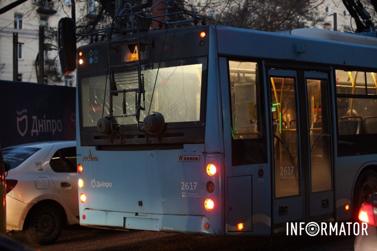 За словами водія тролейбусу, він зупинився на червоний сигнал світлофор на стоп лінії