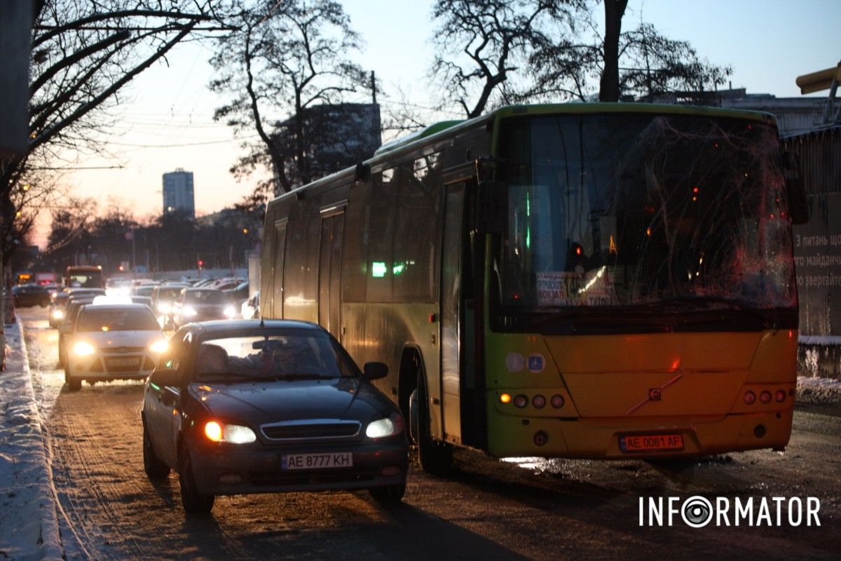 У цей час у його задню частину вʼїхав автобус