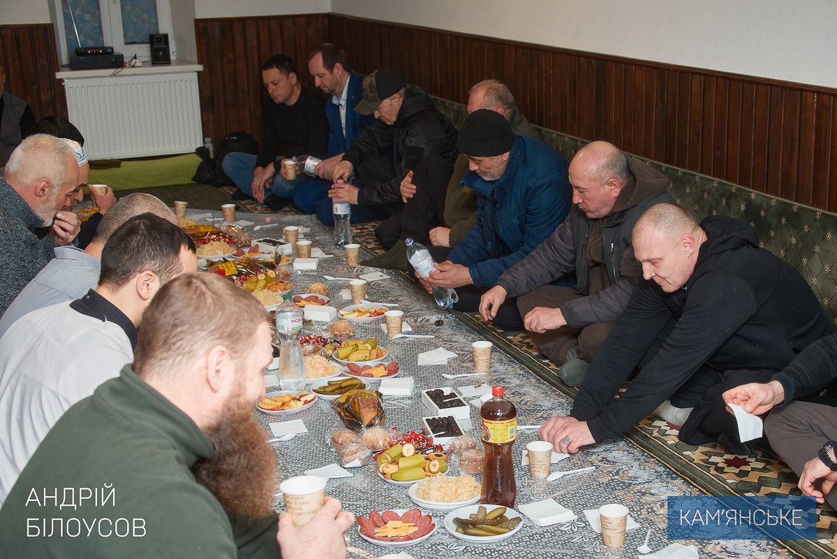 Мер Кам’янського Андрій Білоусов привітав мусульманську громаду з Рамаданом в мечеті «Аль-Басір» Мер Кам’янського Білоусов привітав мусульманську громаду з Рамаданом в мечеті «Аль-Басір» 1