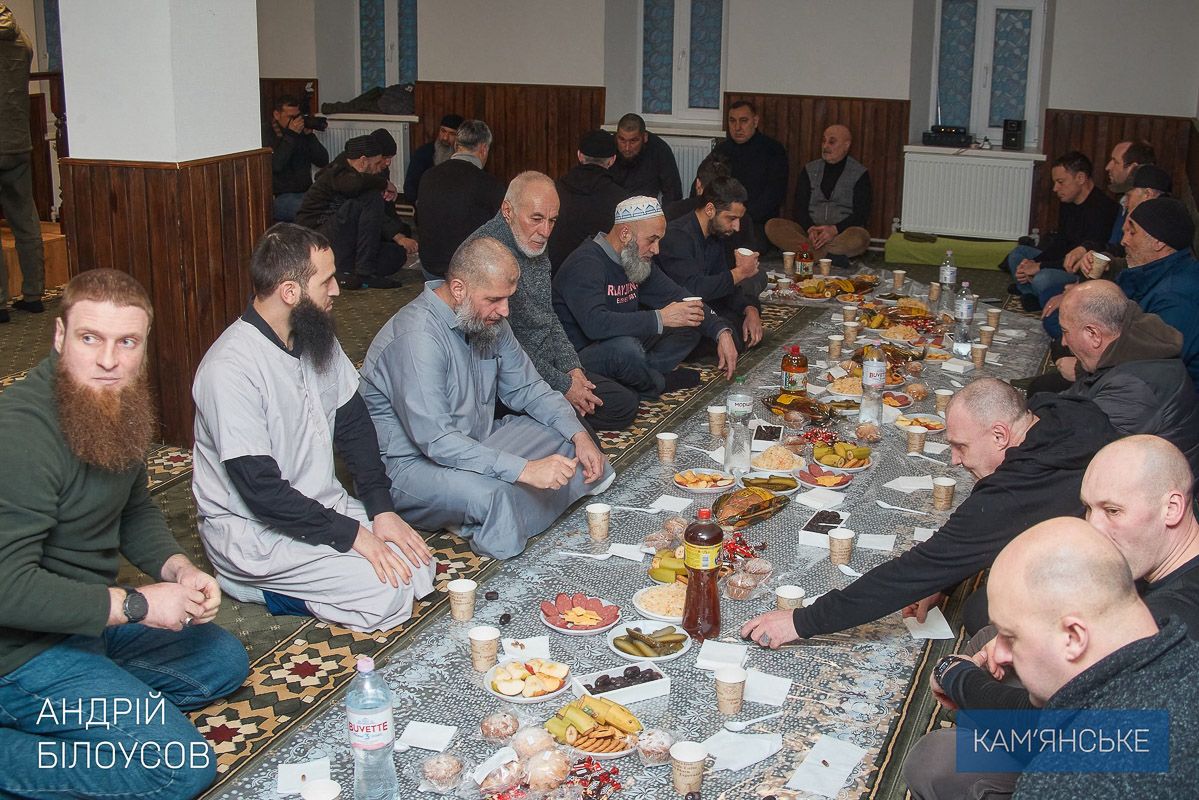 У цей непростий час подібні зустрічі підкреслюють солідарність багатонаціонального міста Мер Кам’янського Білоусов привітав мусульманську громаду з Рамаданом в мечеті «Аль-Басір» 5
