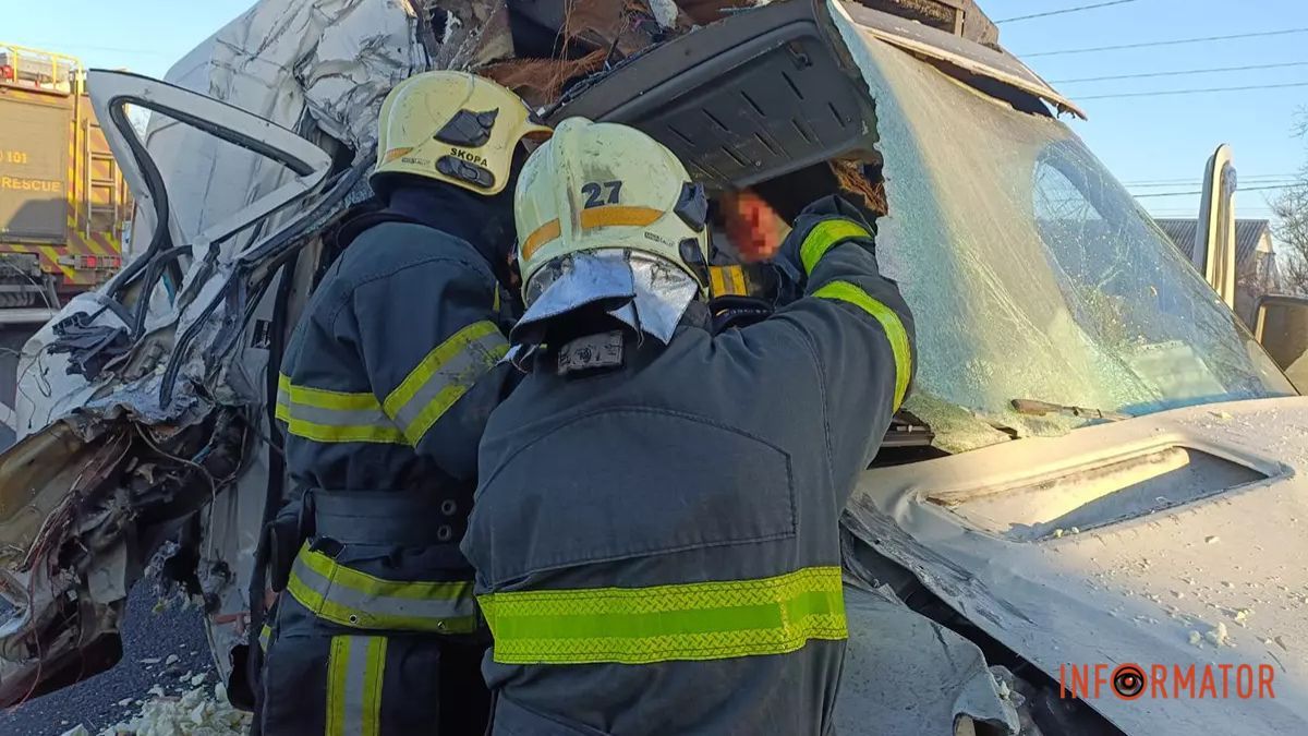 У Павлограді зіткнулись вантажівка та Mercedes Sprinter: рятувальники деблокували пасажирку