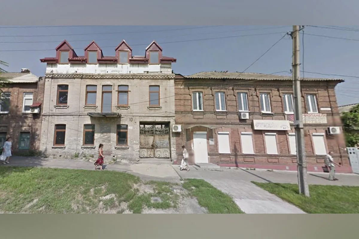 Будинок на Робочій у Дніпрі (по центру)