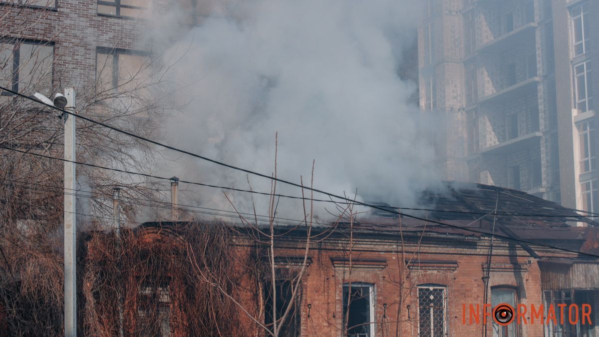 У Дніпрі на Крутогірному узвозі сталась пожежа: на місці працювали рятувальники та поліція