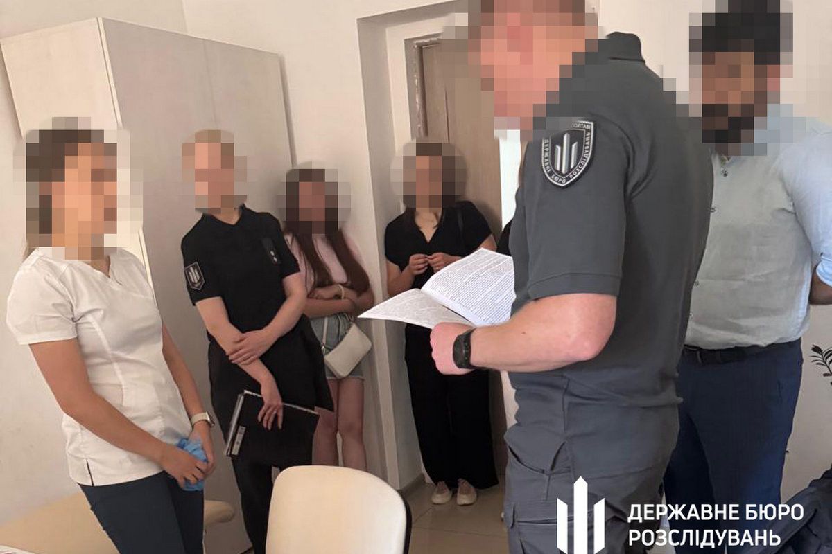 Колишню медпрацівницю обвинувачують у посібництві в одержанні неправомірної вигоди та наданні неправомірної вигоди службовій особі