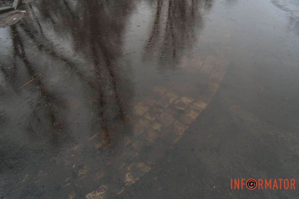 Оскільки штучне озеро, в ньому передбачено механізм спуску зайвої води