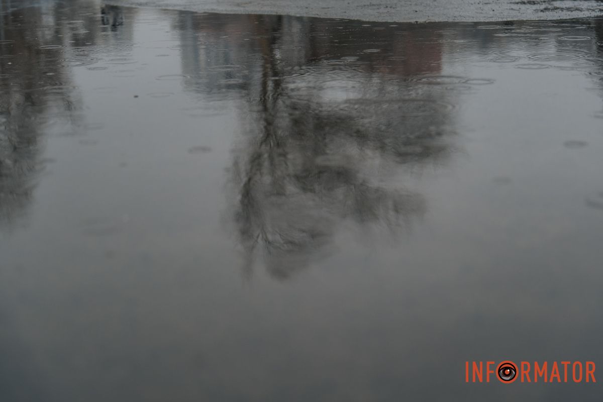 Вода вкрила дорожнє покриття біля озера