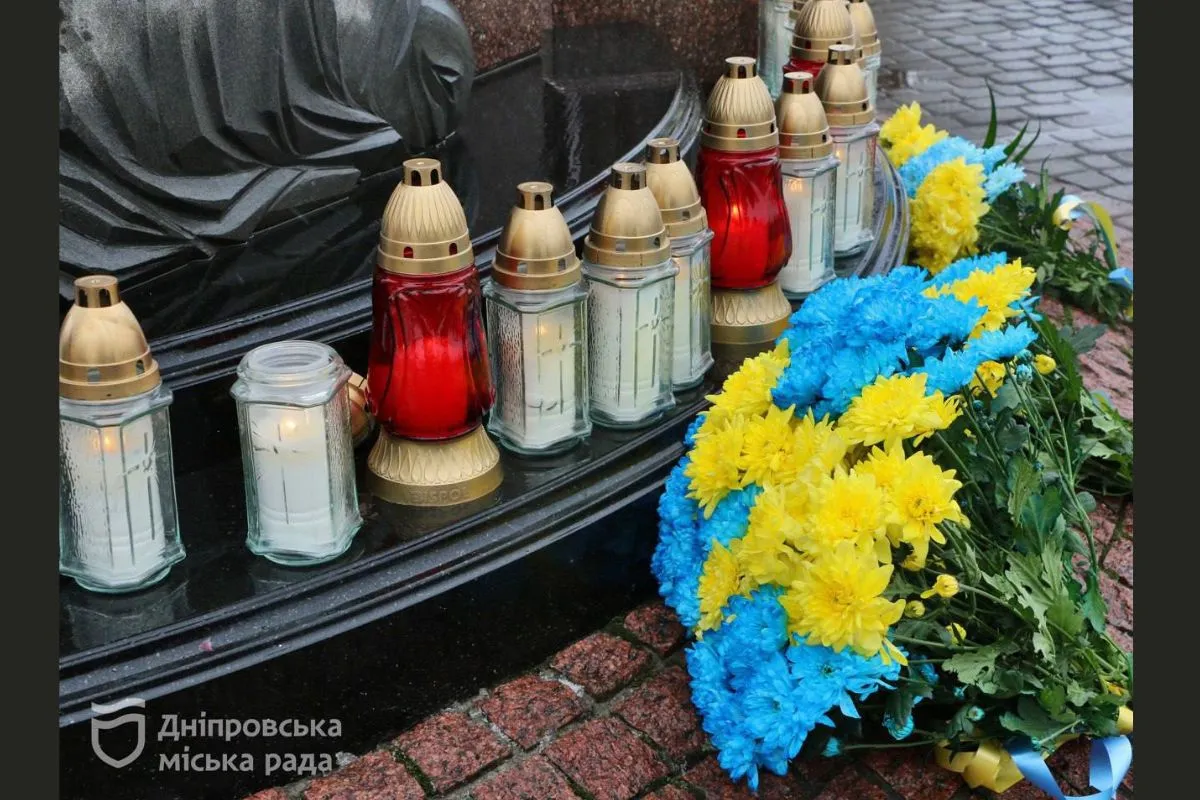 Представники обласної та міської влади, правоохоронці, рятувальники, військові й духовенство запалили лампадки