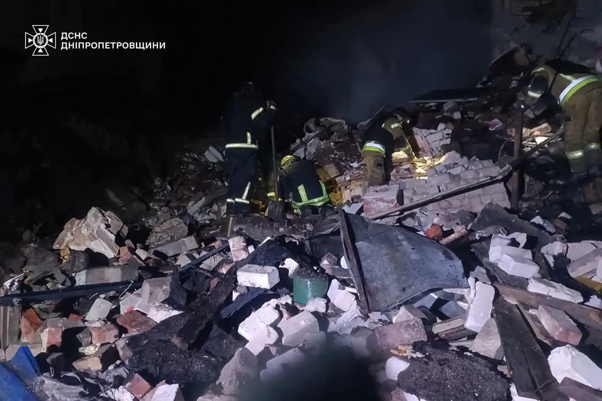 Є загиблі й постраждалі: ворог вдарив авіабомбами по Синельниківському району, під завалами можуть бути люди 1