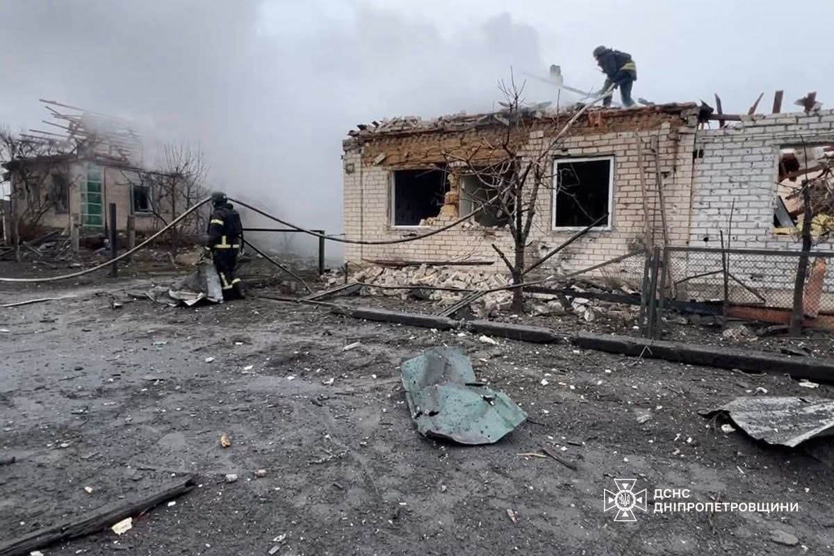 Є загиблі й постраждалі: ворог вдарив авіабомбами по Синельниківському району, під завалами можуть бути люди 2