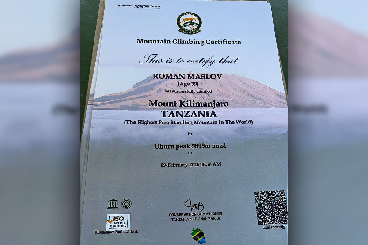 Чоловік розгортував найбільший прапор України – 3*4,5 метра – на найвищій точці Африки Розгорнув український прапор на найвищій точці Африки: дніпрянин встановив рекорд Гіннеса 2