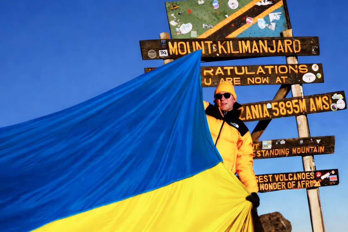 Мова йде про вершину Пік Ухуру, що розташована на горі Кіліманджаро Розгорнув український прапор на найвищій точці Африки: дніпрянин встановив рекорд Гіннеса 3