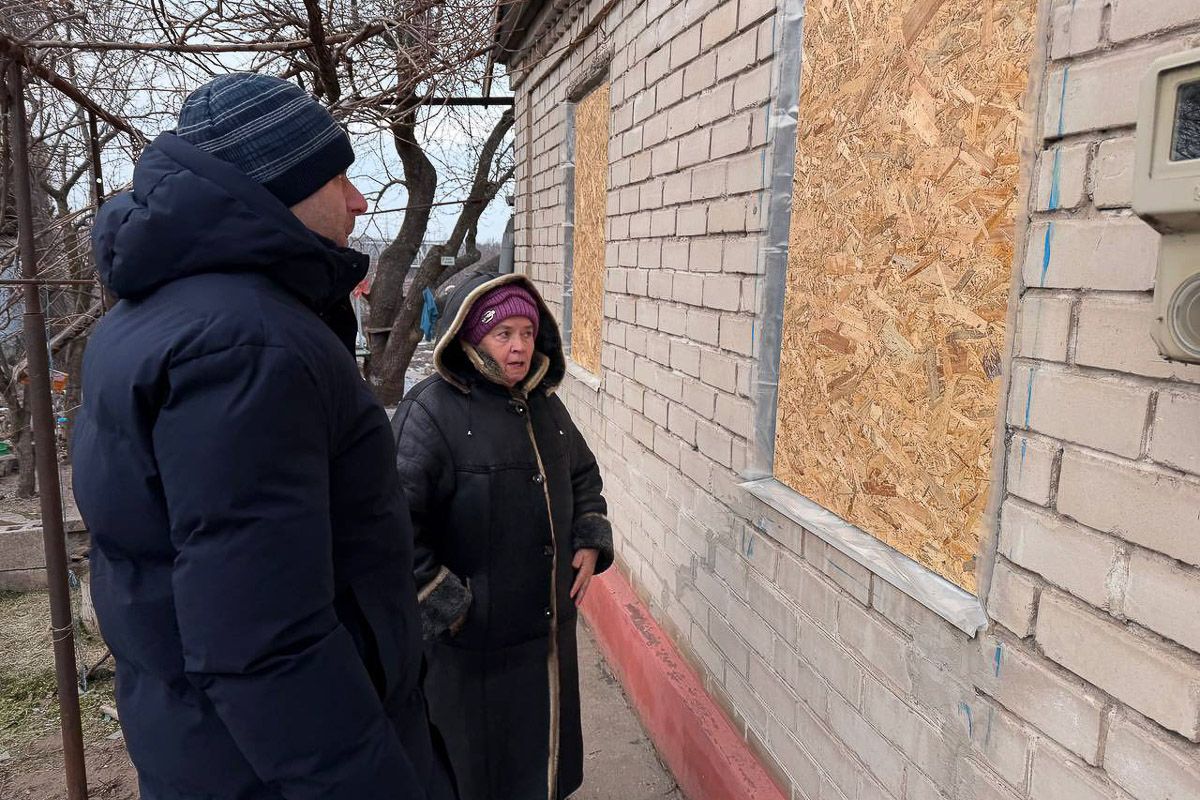 Нардеп із Дніпра Дмитро Кисилевськй допомагає жителям Рибальська відновити свої будинки після ворожої атаки, яку здійснив ворог на початку лютого Нардеп із Дніпра Дмитро Кисилевськй допомагає жителям Рибальська відновити свої будинки після ворожої атаки, яку здійснив ворог на початку лютого