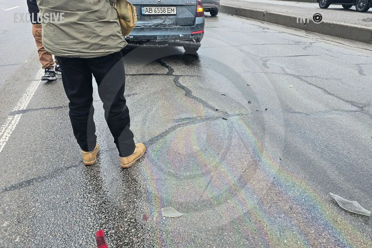 Ще й зіткнулися Skoda та Renault ДТП та пробиті через ями колеса: що відомо про затор на Слобожанському проспекті у Дніпрі 4