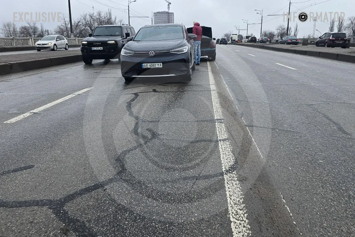 Volkswagen пробив в ямі 2 колеса ДТП та пробиті через ями колеса: що відомо про затор на Слобожанському проспекті у Дніпрі 2