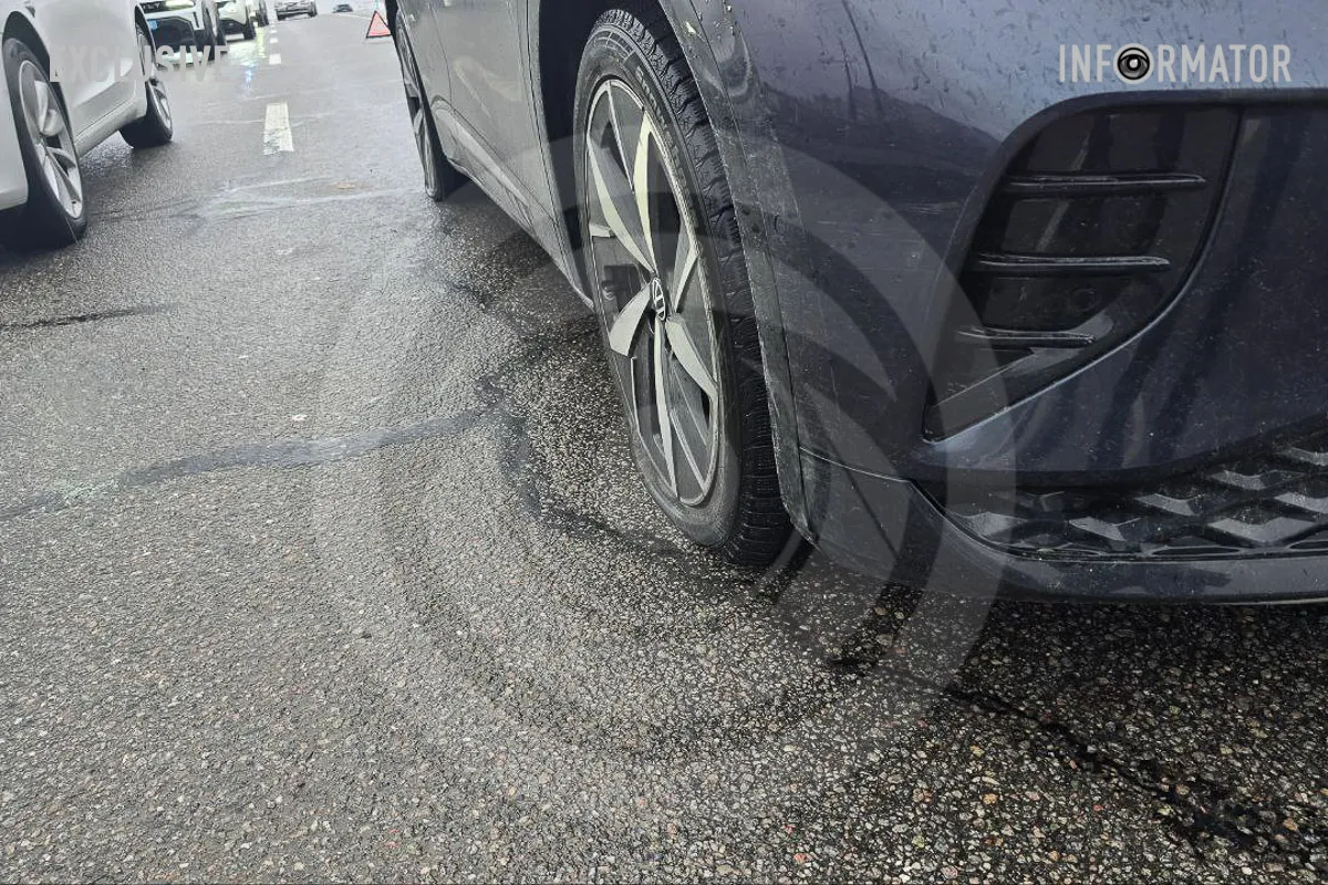 Пробиті 2 колеса справа в авто ДТП та пробиті через ями колеса: що відомо про затор на Слобожанському проспекті у Дніпрі 3